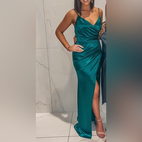 Show stopping emerald green event dress 💚 - Picture 2 of 2